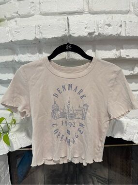 PacSun Denmark Copenhagen Graphic Crop Tee - Light Pink